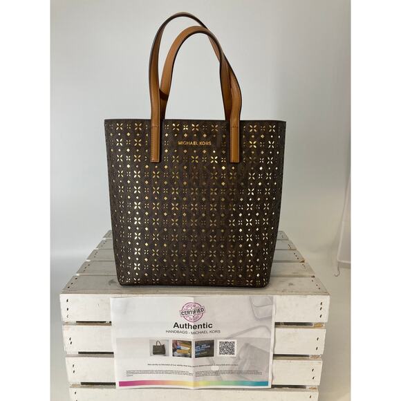 MICHAEL KORS MEDIUM SIGNATURE EYELT SAFFINAO LEATHER HANDBAG